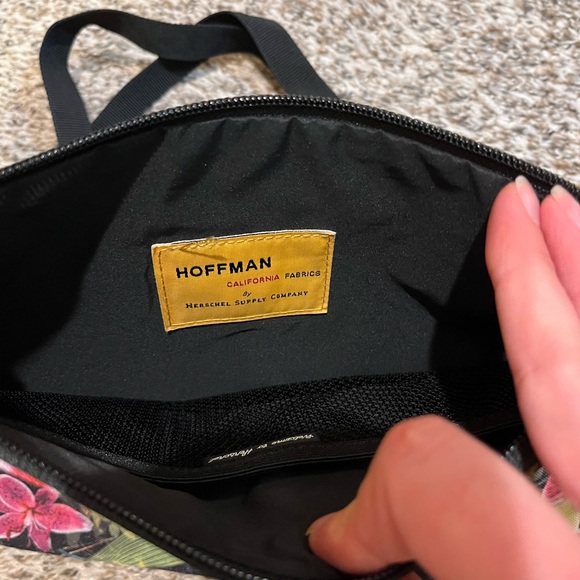 Herschel Crossbody - Picture 3 of 4